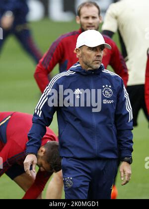 LIVERPOOL - l'entraîneur d'Ajax Alfred Schreuder pendant la session d'entraînement avant le match de la Ligue des champions contre le FC de Liverpool à Anfield on 12 septembre 2022 à Liverpool, au Royaume-Uni. ANP MAURICE VAN STEEN Banque D'Images