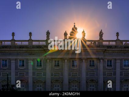 Vue du coucher de l'architecture baroque du Palais Royal ou Palacio Real vue de la Plaza de Oriente, Madrid, Espagne Banque D'Images