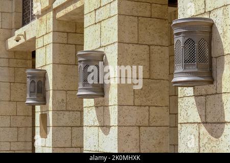Appliques murales arabes de style vintage et lanternes en métal avec décoration orientale perforée traditionnelle sur les façades de villas ou de palais Banque D'Images