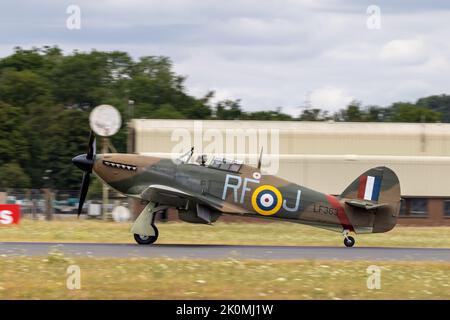 Vol commémoratif de la bataille d'Angleterre de la RAF Hawker l'ouragan LF363 débarque à la RAF Fairford Banque D'Images
