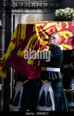 Les pallbearers portent le cercueil de la reine Élisabeth, alors que le corbillard arrive à la cathédrale Saint-Giles, à Édimbourg, en Écosse, en Grande-Bretagne 12 septembre 2022. Photo de Raphael Lafargue/ABACAPRESS.COM Banque D'Images