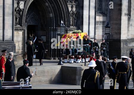 Les pallbearers portent le cercueil de la reine Élisabeth, alors que le corbillard arrive à la cathédrale Saint-Giles, à Édimbourg, en Écosse, en Grande-Bretagne 12 septembre 2022. Photo de Raphael Lafargue/ABACAPRESS.COM Banque D'Images