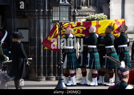 Les pallbearers portent le cercueil de la reine Élisabeth, alors que le corbillard arrive à la cathédrale Saint-Giles, à Édimbourg, en Écosse, en Grande-Bretagne 12 septembre 2022. Photo de Raphael Lafargue/ABACAPRESS.COM Banque D'Images