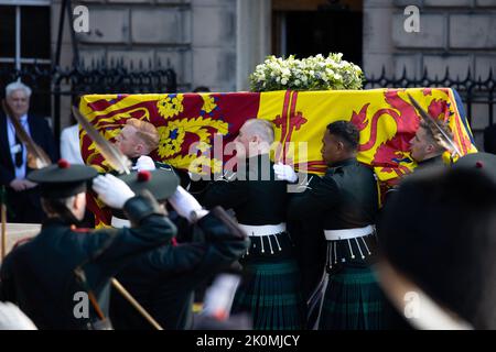 Les pallbearers portent le cercueil de la reine Élisabeth, alors que le corbillard arrive à la cathédrale Saint-Giles, à Édimbourg, en Écosse, en Grande-Bretagne 12 septembre 2022. Photo de Raphael Lafargue/ABACAPRESS.COM Banque D'Images