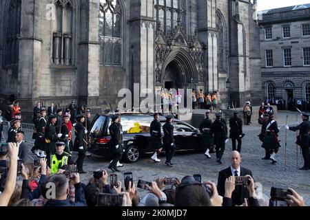 Cercueil de Grande-Bretagne la reine Élisabeth, alors que la corbillard arrive à la cathédrale Saint-Giles, à Édimbourg, en Écosse, en Grande-Bretagne 12 septembre 2022. Photo de Raphael Lafargue/ABACAPRESS.COM Banque D'Images