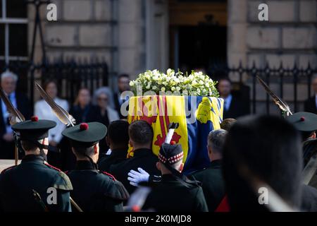 Les pallbearers portent le cercueil de la reine Élisabeth, alors que le corbillard arrive à la cathédrale Saint-Giles, à Édimbourg, en Écosse, en Grande-Bretagne 12 septembre 2022. Photo de Raphael Lafargue/ABACAPRESS.COM Banque D'Images