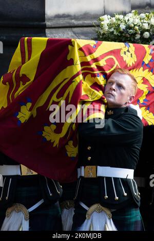 Les pallbearers portent le cercueil de la reine Élisabeth, alors que le corbillard arrive à la cathédrale Saint-Giles, à Édimbourg, en Écosse, en Grande-Bretagne 12 septembre 2022. Photo de Raphael Lafargue/ABACAPRESS.COM Banque D'Images