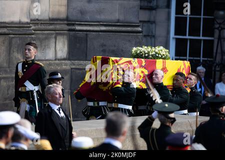 Les pallbearers portent le cercueil de la reine Élisabeth, alors que le corbillard arrive à la cathédrale Saint-Giles, à Édimbourg, en Écosse, en Grande-Bretagne 12 septembre 2022. Photo de Raphael Lafargue/ABACAPRESS.COM Banque D'Images