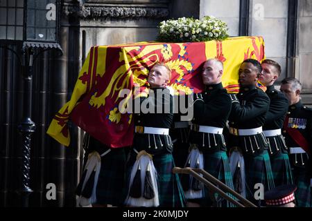Les pallbearers portent le cercueil de la reine Élisabeth, alors que le corbillard arrive à la cathédrale Saint-Giles, à Édimbourg, en Écosse, en Grande-Bretagne 12 septembre 2022. Photo de Raphael Lafargue/ABACAPRESS.COM Banque D'Images