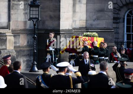 Les pallbearers portent le cercueil de la reine Élisabeth, alors que le corbillard arrive à la cathédrale Saint-Giles, à Édimbourg, en Écosse, en Grande-Bretagne 12 septembre 2022. Photo de Raphael Lafargue/ABACAPRESS.COM Banque D'Images