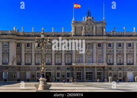 Madrid, Espagne - 28 juin 2021 : vue sur l'architecture baroque ornée de la façade du Palais Royal ou du Palais Real et de la Plaza de la Armeria Banque D'Images