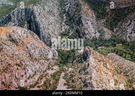 Le canyon de la rivière Cikola et Kljucica ruines forteresse voir l'intérieur des terres, la Dalmatie, Croatie Banque D'Images