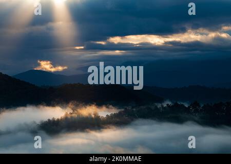 Le lever du soleil illumine une crête de Foothills Parkway dans le parc national des Great Smoky Mountains, comté de Blount, Tennessee Banque D'Images