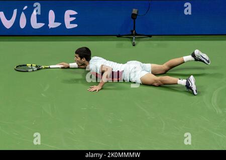 Carlos Alcaraz (ESP) vainqueur, en compétition dans la finale masculine à l'US Open 2022. Banque D'Images