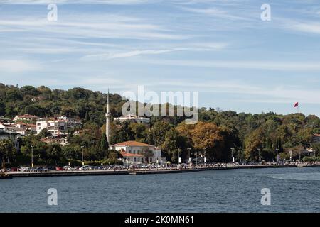 Vue sur un quartier appelé Emirgan par le Bosphore sur le côté européen d'Istanbul. C'est un jour d'été ensoleillé. Magnifique scène de voyage. Banque D'Images