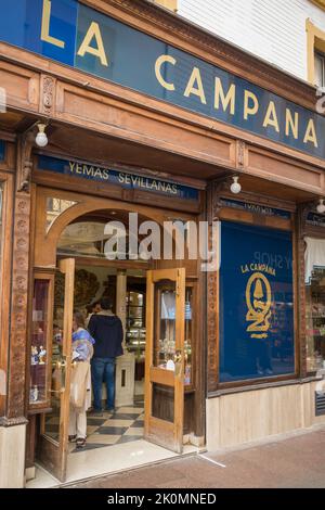 Façade de la pâtisserie historique la Campana à Séville Banque D'Images