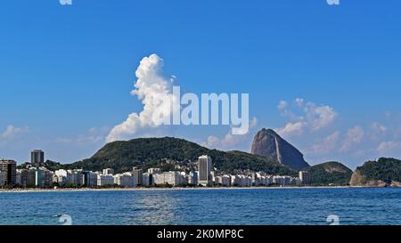 Montagne de Sugarloaf vue depuis la plage de Copacabana Banque D'Images
