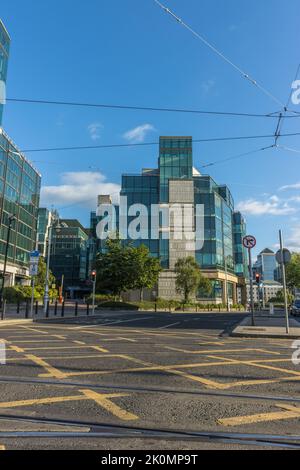 Un cliché vertical de la Maison bleue de la touche avec des marquages de rue jaunes, Dublin, Irlande. Banque D'Images