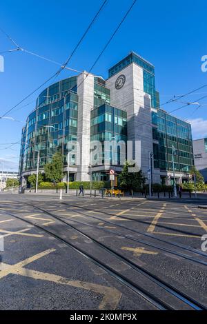 Un cliché vertical de la façade du Centre international des services financiers, IFSC à Dublin, Irlande. Banque D'Images