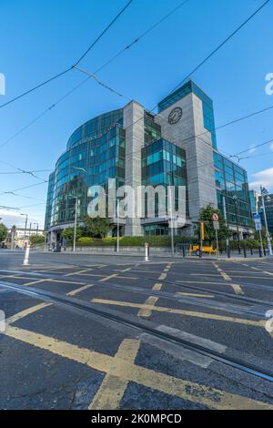 Un cliché vertical de la façade du Centre international des services financiers avec des marquages routiers jaunes, Dublin, Irlande Banque D'Images