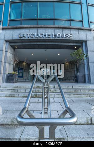 Un cliché vertical d'une entrée de LA touche House avec un accent sur les rails métalliques, Dublin, Irlande. Banque D'Images