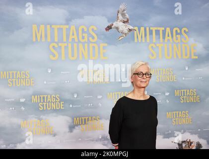 Husum, Allemagne. 12th septembre 2022. Dörte Hansen, romancier, vient à la première du film 'Mittagsstunde' à Kino-Centre-Husum. Credit: Georg Wendt/dpa/Alay Live News Banque D'Images