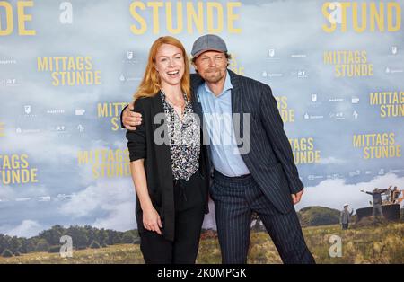 Husum, Allemagne. 12th septembre 2022. Esther Roling, actrice, et Lars Jessen, réalisateur et producteur, viennent à la première du film 'Mittagsstunde' à Kino-Centre-Husum. Credit: Georg Wendt/dpa/Alay Live News Banque D'Images