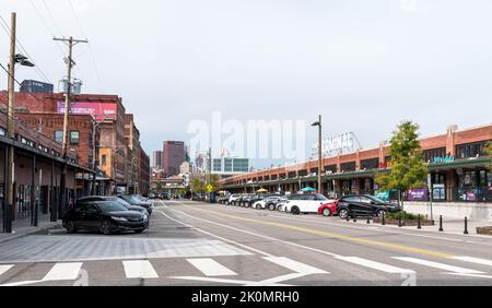 Smallman Street dans le quartier de Strip District, en direction du centre-ville de Pittsburgh, Pennsylvanie, États-Unis Banque D'Images