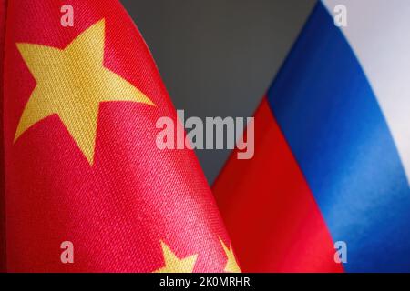 Gros plan des drapeaux chinois et russes comme symbole de coopération. Banque D'Images