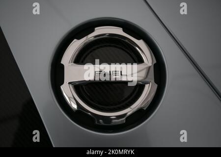 Détail futuriste du bouchon de remplissage de carburant essence pour le groupe propulseur électrique hybride Porsche 918 Spyder hypercar Banque D'Images