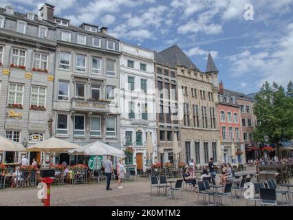 Aachen juni 2022: Le marché d'Aachen, directement en face de l'hôtel de ville d'Aachen. Banque D'Images