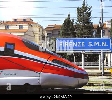 Florence, Italie , 23 août 2022, Trenitalia Frecciarossa train au coucher du soleil Banque D'Images