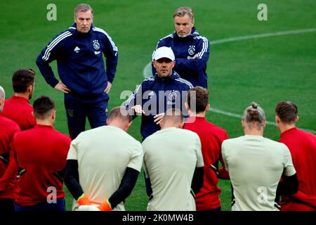 12th septembre 2022, Anfield, Liverpool, Merseyside, Angleterre: Conférence de presse et d'entraînement du FC Ajax avant le match de la Ligue des champions contre Liverpool le 13th septembre: Alfred Schreuder, entraîneur-chef de l'Ajax, s'adresse à son équipe avant de s'entraîner sur le terrain d'Anfield avant le match de demain du groupe de la Ligue des champions A contre Liverpool. Banque D'Images