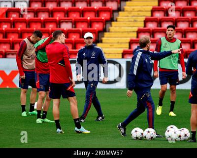 Anfield, Liverpool, Merseyside. 12th septembre 2022. Angleterre : formation du FC Ajax et conférence de presse avant le match de la Ligue des champions contre Liverpool le 13th septembre : l'entraîneur-chef d'Ajax Alfred Schreuder supervise son équipe alors qu'il s'entraîne sur le terrain d'Anfield avant le match a du groupe de la Ligue des champions de demain contre Liverpool. Crédit : action plus Sports/Alamy Live News Banque D'Images