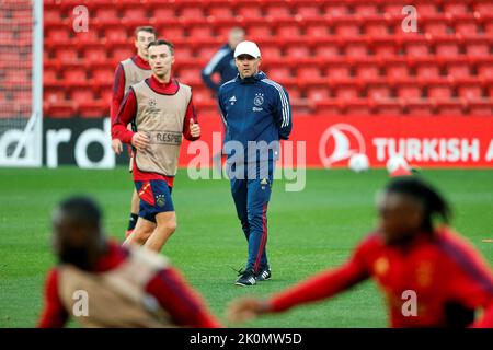 Anfield, Liverpool, Merseyside. 12th septembre 2022. Angleterre : formation du FC Ajax et conférence de presse avant le match de la Ligue des champions contre Liverpool le 13th septembre : l'entraîneur-chef d'Ajax Alfred Schreuder supervise son équipe alors qu'il s'entraîne sur le terrain d'Anfield avant le match a du groupe de la Ligue des champions de demain contre Liverpool. Crédit : action plus Sports/Alamy Live News Banque D'Images