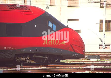 Florence, Italie , 23 août 2022, Italie train au coucher du soleil Banque D'Images