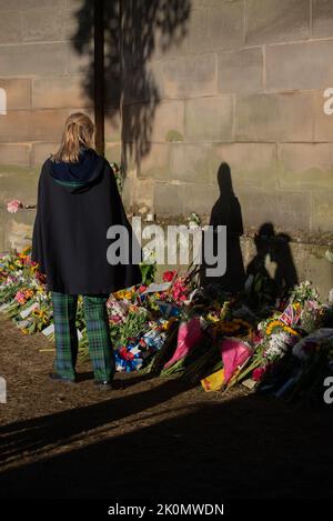 Édimbourg, Royaume-Uni, 12 septembre 2022. Souvenirs, fleurs et hommages laissés par les membres du public au Palais de Holyrood à la mémoire de la Reine Elizabeth II Gayle McIntyre / Alamy Live News Banque D'Images