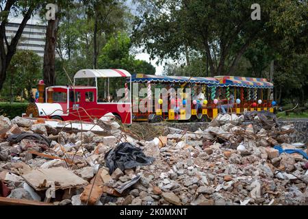 Les gens qui voyagent dans un train de parc à la recherche de débris de construction. En 2017, un séisme de magnitude 8,1 a secoué le Mexique, faisant au moins 98 morts. C'était la grève la plus forte au Mexique depuis un siècle. Quelques jours plus tard, un tremblement de terre de magnitude 7,1 a secoué Mexico qui a renversé des structures et provoqué des évacuations dans la capitale mexicaine. Mexique. Banque D'Images