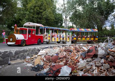 Les gens qui voyagent dans un train de parc à la recherche de débris de construction. En 2017, un séisme de magnitude 8,1 a secoué le Mexique, faisant au moins 98 morts. C'était la grève la plus forte au Mexique depuis un siècle. Quelques jours plus tard, un tremblement de terre de magnitude 7,1 a secoué Mexico qui a renversé des structures et provoqué des évacuations dans la capitale mexicaine. Mexique. Banque D'Images