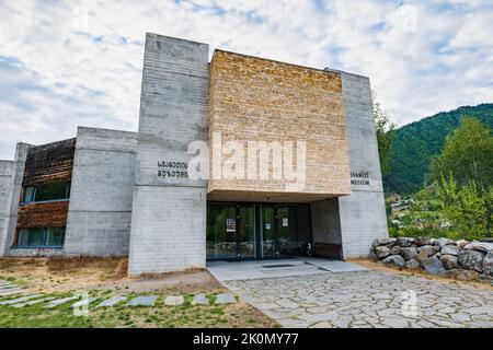 Mestia, Géorgie - septembre 2022 : musée Svaneti dans la ville de Mestia, Géorgie. Musée d'Histoire et d'Ethnographie de Svaneti, un monument d'architecture moderne Banque D'Images