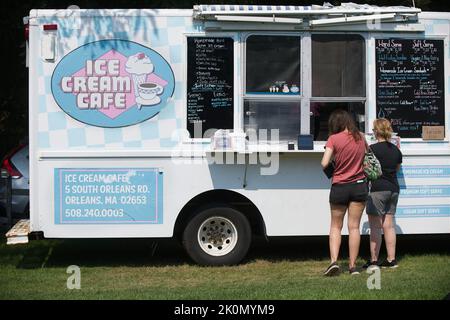 Les participants à la foire attendent près d'un camion alimentaire à la foire du Moulin à vent de Eastham à Cape Cod, aux États-Unis Banque D'Images