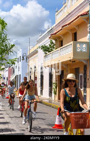 Biciruta est un événement de vélo traditionnel de la communauté du dimanche où la ville ferme quelques rues dans le centre historique pour permettre aux gens de faire du vélo et de profiter des activités de plein air, Merida, Yucatan, Mexique Banque D'Images