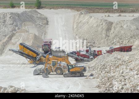 Buthiers, France. 27 août. 2022. Site de Roncevaux. Carrière de sable et de minéraux avec moteur de construction. Machines industrielles dans une carrière. Banque D'Images