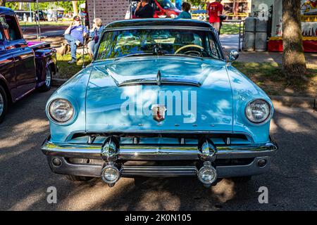 Falcon Heights, MN - 18 juin 2022 : vue de face d'un coupé Monterey Mercury 1953 lors d'un salon automobile local. Banque D'Images