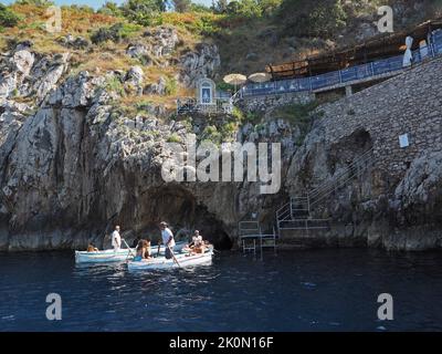 Entrée à la grotte bleue de l'île de Capri. L'entrée est si petite qu'on ne peut se trouver que sur le sol de bateaux à rames étroits. Capri, IT Banque D'Images