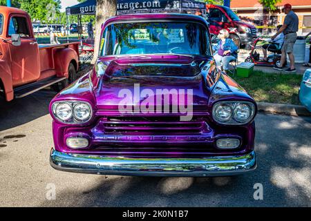 Falcon Heights, MN - 18 juin 2022 : vue de face d'un pick-up Apache 31 1959 de Chevrolet lors d'un salon automobile local. Banque D'Images