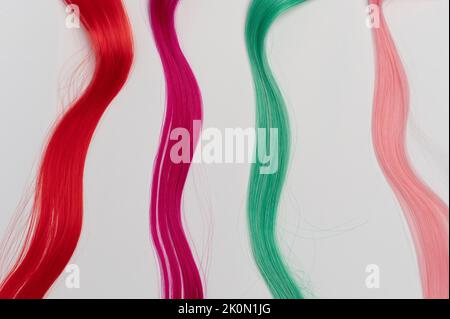 Fils de cheveux longs isolés sur fond blanc de studio Banque D'Images