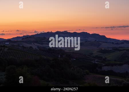 Lever du soleil vue du village de Cossigrano sur les collines jusqu'au village de Ripatransone à Asconi Piceno, Marche, Italie Banque D'Images