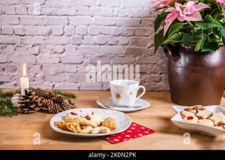 Café Avent avec biscuits de Noël faits maison Banque D'Images