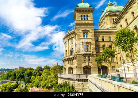 Le Parlement (Palais fédéral) en grès bernois dominant la ville, Berne, Suisse Banque D'Images